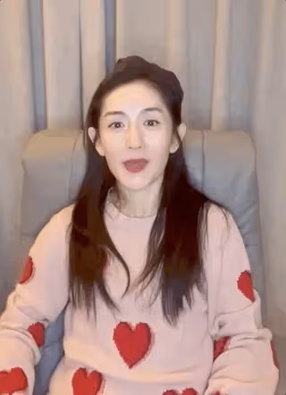 謝娜沒能主持跨年晚會，在家錄視頻隔空擁抱何炅，讓人感動又心酸