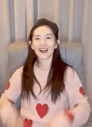 謝娜沒能主持跨年晚會，在家錄視頻隔空擁抱何炅，讓人感動又心酸