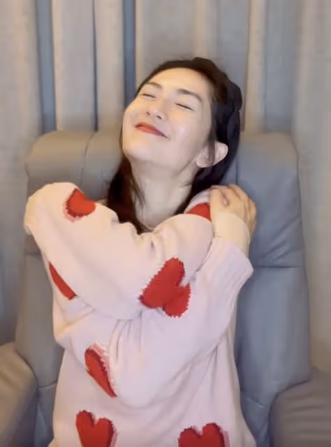 謝娜沒能主持跨年晚會，在家錄視頻隔空擁抱何炅，讓人感動又心酸