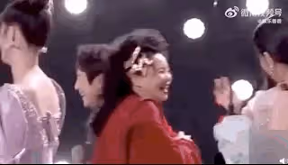 謝娜沒能主持跨年晚會，在家錄視頻隔空擁抱何炅，讓人感動又心酸