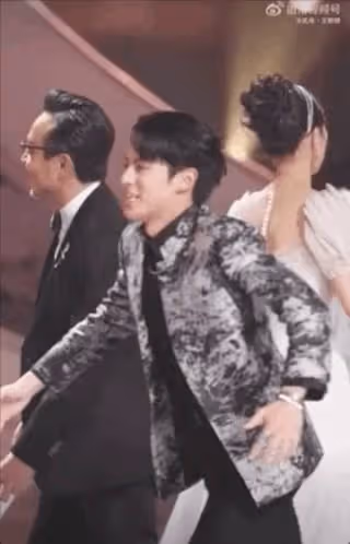 謝娜沒能主持跨年晚會，在家錄視頻隔空擁抱何炅，讓人感動又心酸