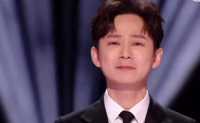 何炅父親離世在台上哭了，謝娜給他送擁抱，眼角也飽含熱淚