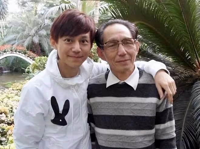 何炅父親離世在台上哭了，謝娜給他送擁抱，眼角也飽含熱淚