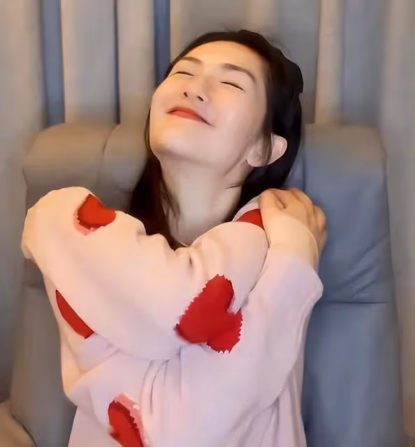 何炅父親離世在台上哭了，謝娜給他送擁抱，眼角也飽含熱淚