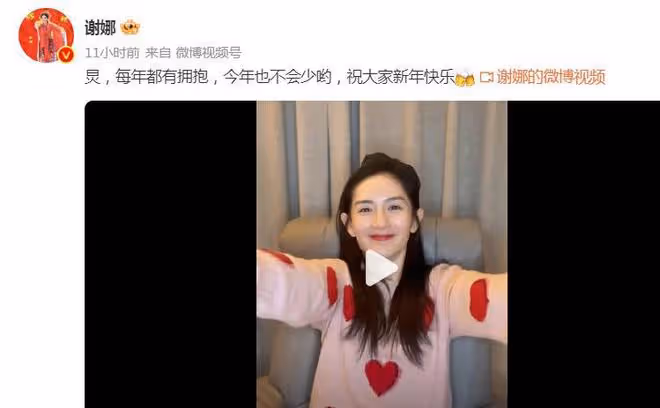 何炅父親離世在台上哭了，謝娜給他送擁抱，眼角也飽含熱淚