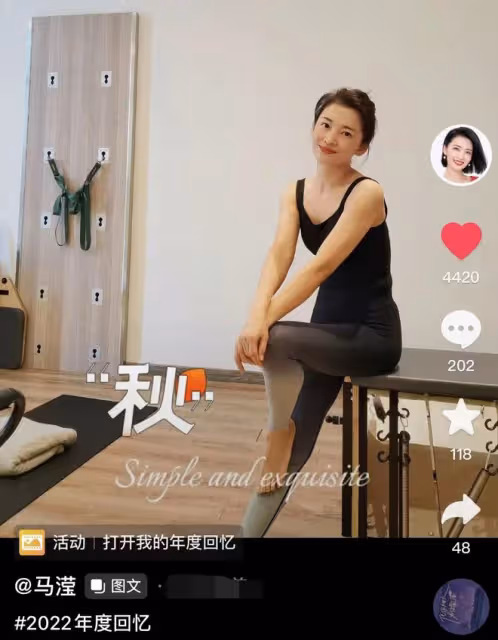 名主持馬瀅攜總裁老公恩愛現身，全家豪宅前合影，女兒丹鳳眼像爸