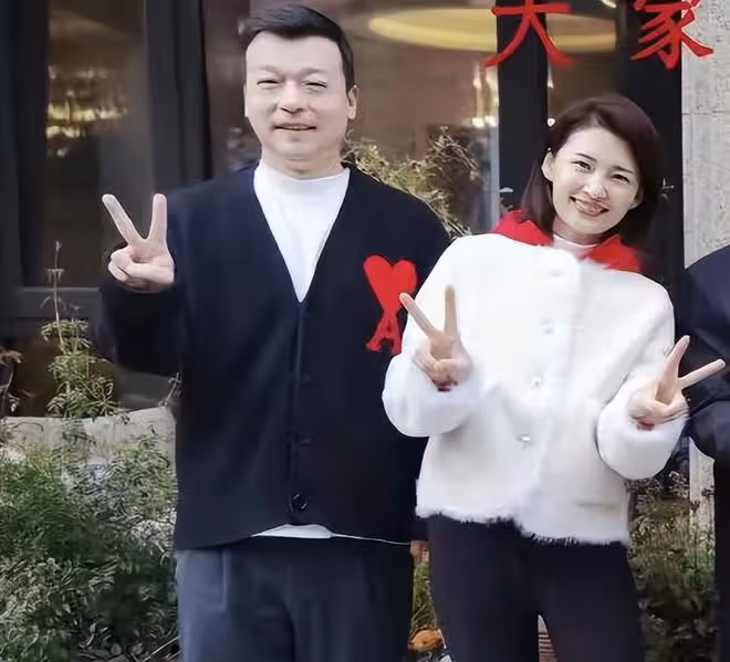 名主持馬瀅攜總裁老公恩愛現身，全家豪宅前合影，女兒丹鳳眼像爸
