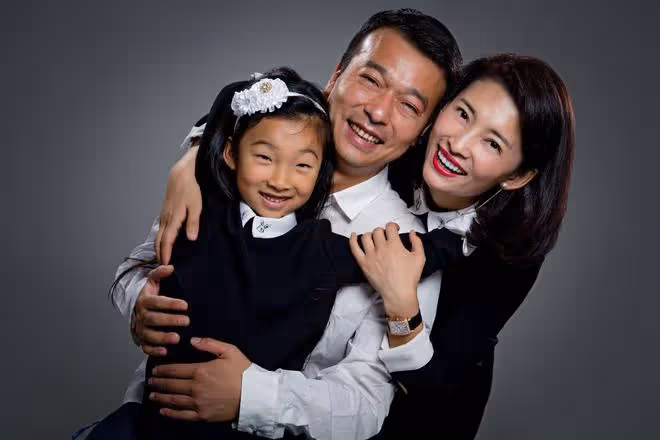 名主持馬瀅攜總裁老公恩愛現身，全家豪宅前合影，女兒丹鳳眼像爸