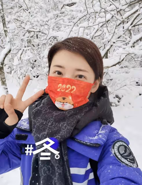 名主持馬瀅攜總裁老公恩愛現身，全家豪宅前合影，女兒丹鳳眼像爸
