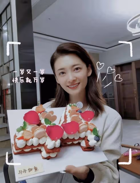 名主持馬瀅攜總裁老公恩愛現身，全家豪宅前合影，女兒丹鳳眼像爸