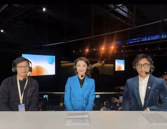 名主持馬瀅攜總裁老公恩愛現身，全家豪宅前合影，女兒丹鳳眼像爸