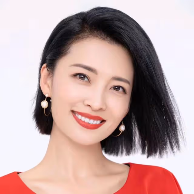 名主持馬瀅攜總裁老公恩愛現身，全家豪宅前合影，女兒丹鳳眼像爸