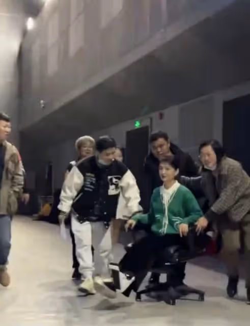 名主持馬瀅攜總裁老公恩愛現身，全家豪宅前合影，女兒丹鳳眼像爸