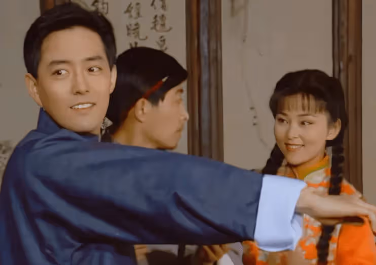 何音陪兒子加拿大跨年，母子同框似姐弟，20歲黃博遠五官像黃志忠