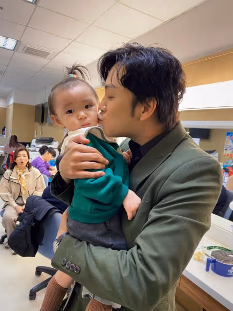 小甜甜女兒「米苔目」很識貨！見張書偉帥叔叔「害羞偷瞄」可愛表情逗樂網友