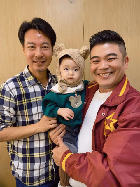 小甜甜女兒「米苔目」很識貨！見張書偉帥叔叔「害羞偷瞄」可愛表情逗樂網友