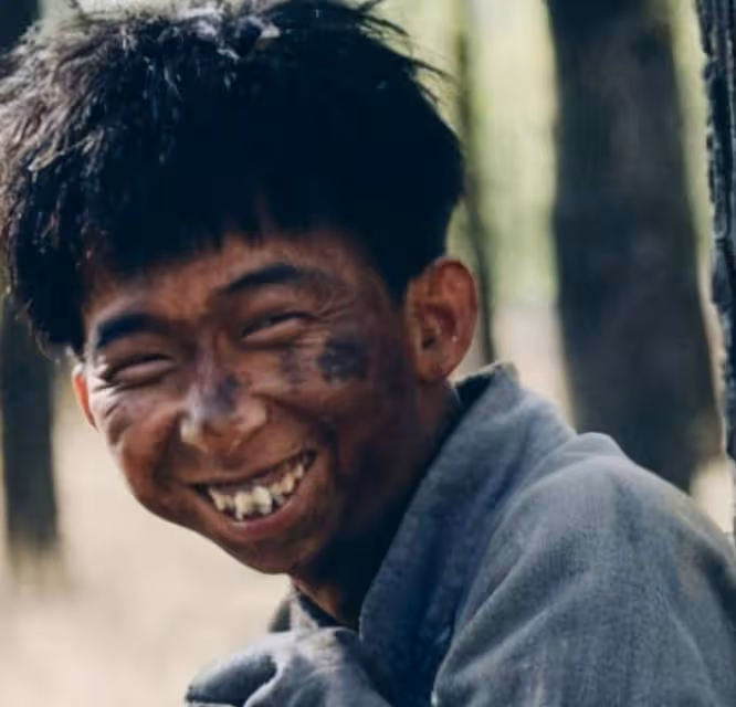 他從丑角逆襲成著名導演，今身價過10億，娶漂亮妻子成人生贏家