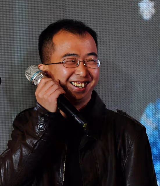 他從丑角逆襲成著名導演，今身價過10億，娶漂亮妻子成人生贏家
