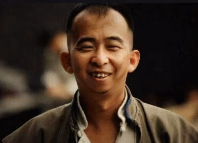 他從丑角逆襲成著名導演，今身價過10億，娶漂亮妻子成人生贏家