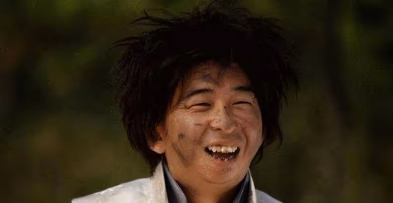 他從丑角逆襲成著名導演，今身價過10億，娶漂亮妻子成人生贏家