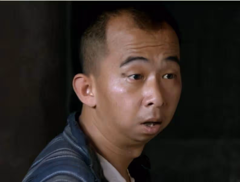 他從丑角逆襲成著名導演，今身價過10億，娶漂亮妻子成人生贏家