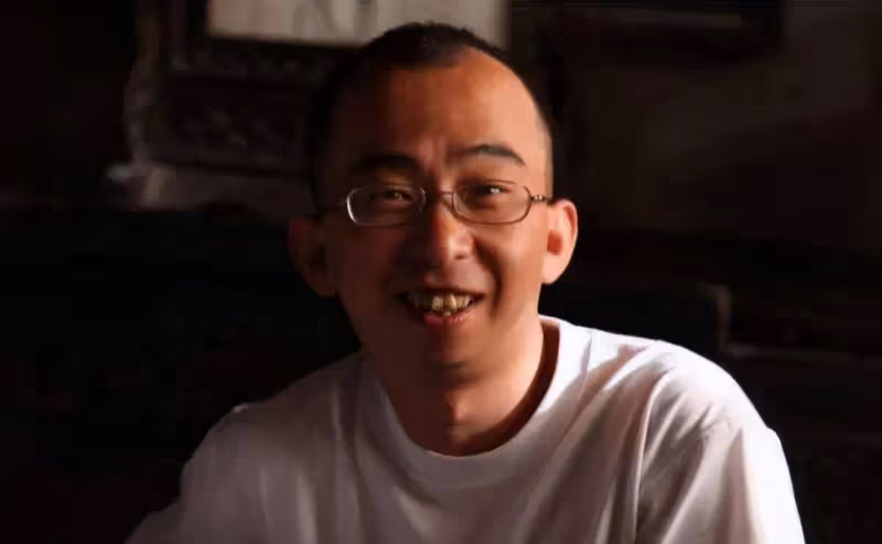 他從丑角逆襲成著名導演，今身價過10億，娶漂亮妻子成人生贏家