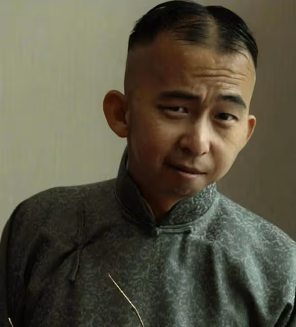 他從丑角逆襲成著名導演，今身價過10億，娶漂亮妻子成人生贏家