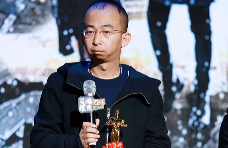 他從丑角逆襲成著名導演，今身價過10億，娶漂亮妻子成人生贏家
