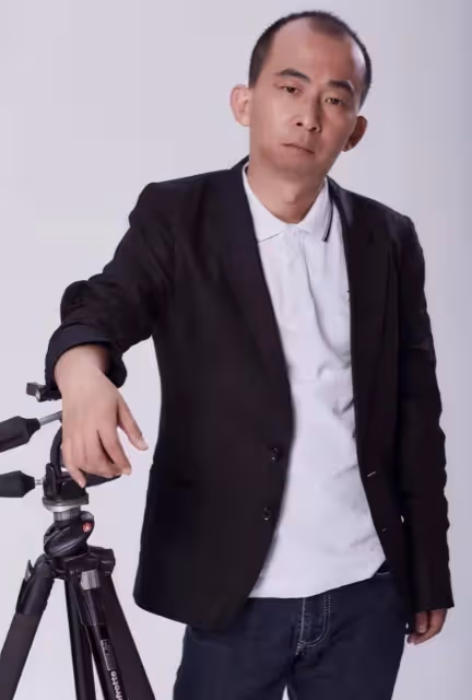 他從丑角逆襲成著名導演，今身價過10億，娶漂亮妻子成人生贏家