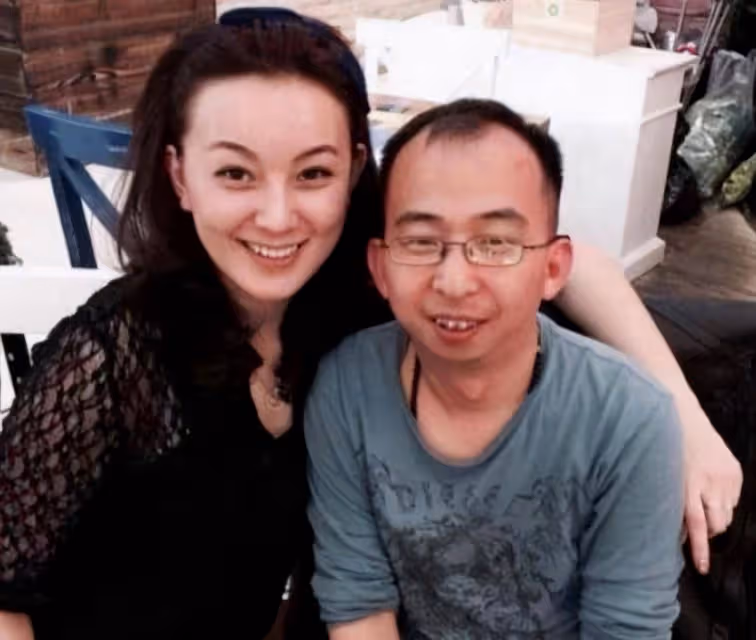 他從丑角逆襲成著名導演，今身價過10億，娶漂亮妻子成人生贏家