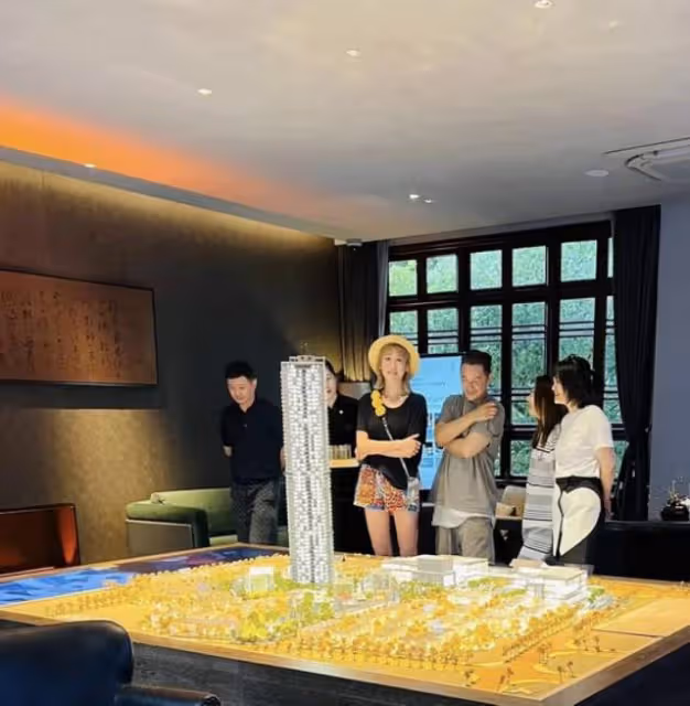 勇氣可嘉！陳浩民一家陽康後新疆旅行，愛妻零下20度滑雪穿小背心