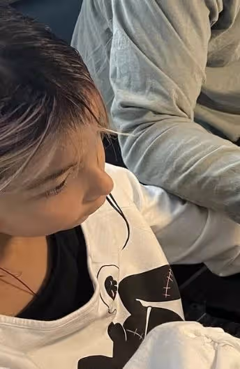 吳彥祖為女兒塗指甲油，被妻子夸是好爸爸，9歲吳斐然顏值超高