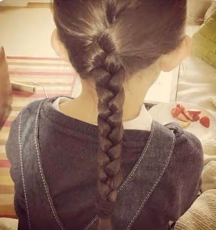 吳彥祖為女兒塗指甲油，被妻子夸是好爸爸，9歲吳斐然顏值超高