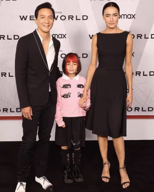 吳彥祖為女兒塗指甲油，被妻子夸是好爸爸，9歲吳斐然顏值超高