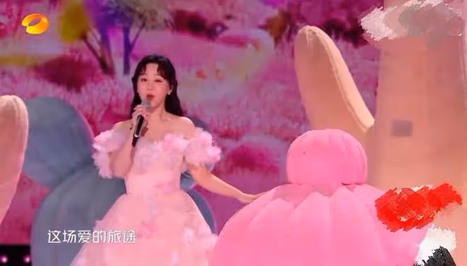 2023跨年晚會殺瘋了名場面：王俊凱單手吊威亞，王一博赤腳跳舞