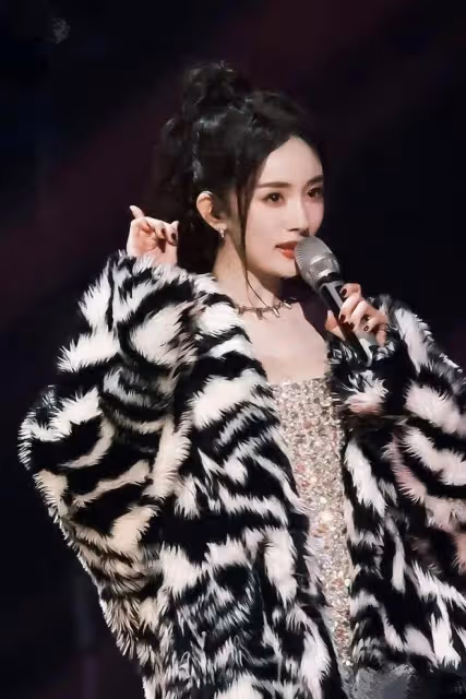 2023跨年晚會殺瘋了名場面：王俊凱單手吊威亞，王一博赤腳跳舞