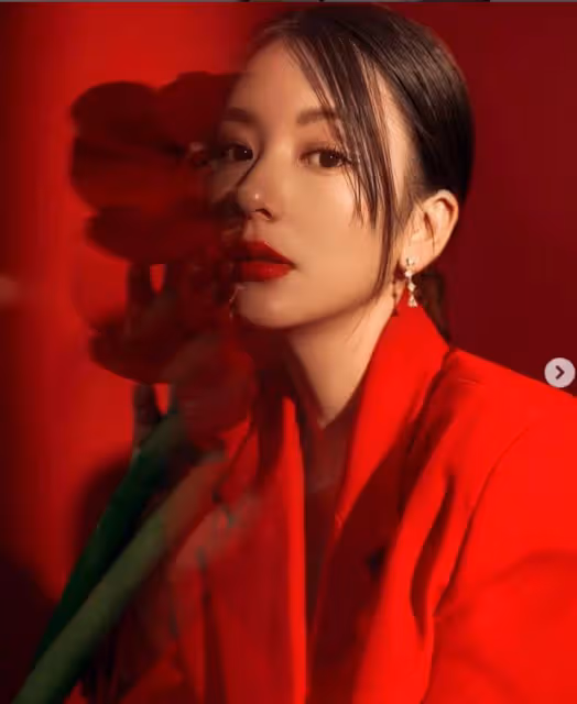 方媛分享新年寫真：面容精緻高級感強，手拿大紅花很應景