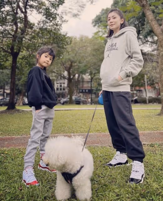 修杰楷曬全家福，7歲咘咘身高快到媽媽肩膀，48歲賈靜雯像高中生