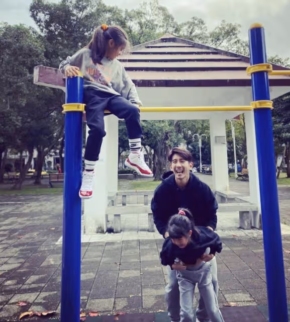 修杰楷曬全家福，7歲咘咘身高快到媽媽肩膀，48歲賈靜雯像高中生