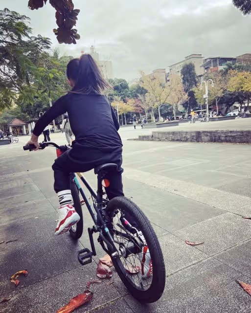 修杰楷曬全家福，7歲咘咘身高快到媽媽肩膀，48歲賈靜雯像高中生