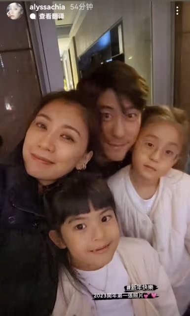 修杰楷曬全家福，7歲咘咘身高快到媽媽肩膀，48歲賈靜雯像高中生