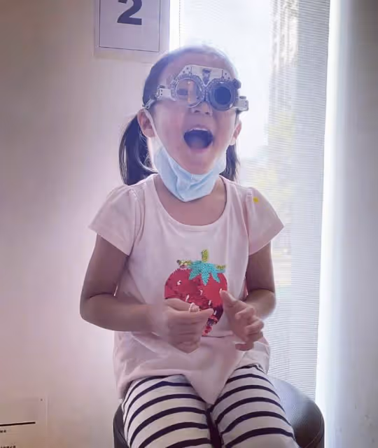 修杰楷曬全家福，7歲咘咘身高快到媽媽肩膀，48歲賈靜雯像高中生