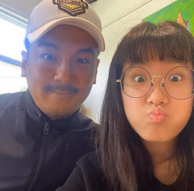修杰楷曬全家福，7歲咘咘身高快到媽媽肩膀，48歲賈靜雯像高中生