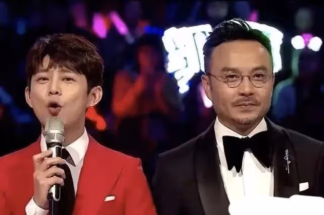 何炅被曝父親去世？他本人沒確認消息真假，主持跨年晚會多次哽咽