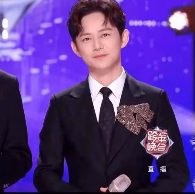 何炅被曝父親去世？他本人沒確認消息真假，主持跨年晚會多次哽咽