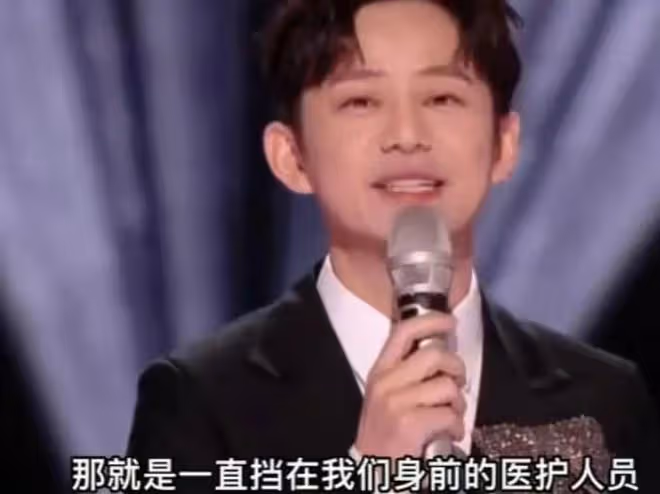 何炅被曝父親去世？他本人沒確認消息真假，主持跨年晚會多次哽咽