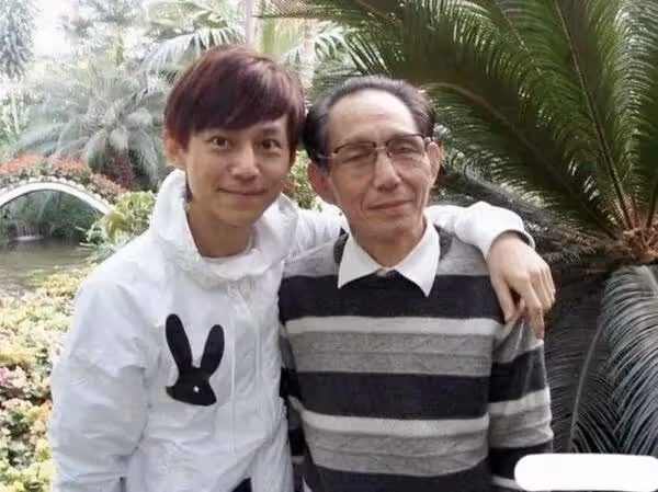 何炅被曝父親去世？他本人沒確認消息真假，主持跨年晚會多次哽咽