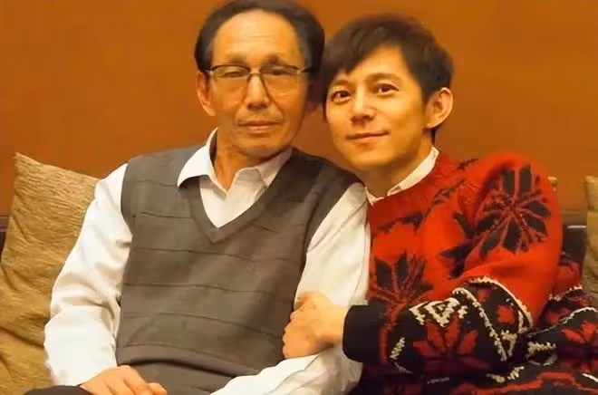 何炅被曝父親去世？他本人沒確認消息真假，主持跨年晚會多次哽咽