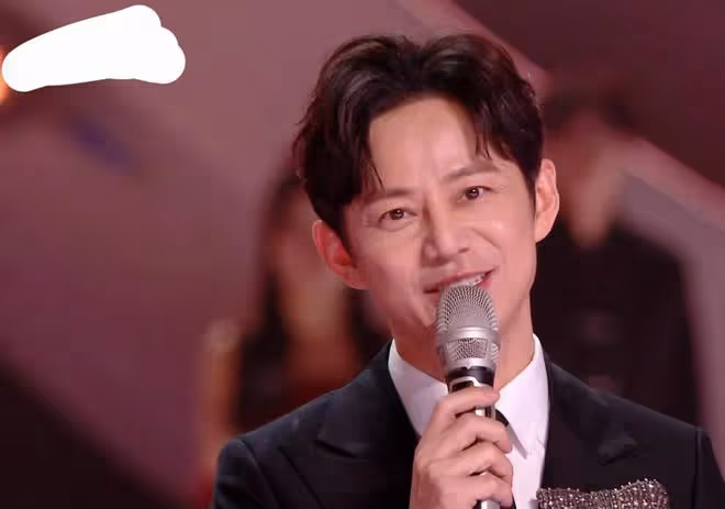 何炅被曝父親去世？他本人沒確認消息真假，主持跨年晚會多次哽咽