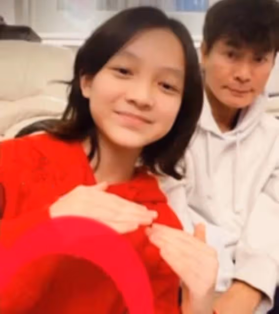 郭晉安與女兒同框迎新年！11歲愛女顏值高像老爸，比心賣萌太可愛